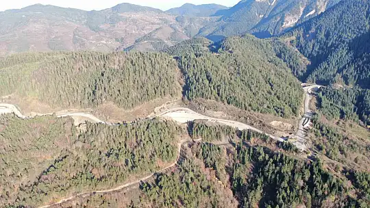 Sık sık heyelanların yaşandığı 2 bin rakımlı dağ çelik ağlarla örülüyor