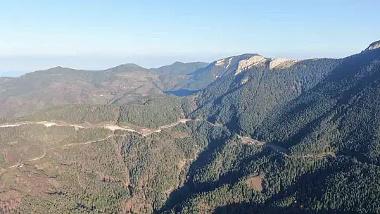 Sık sık heyelanların yaşandığı 2 bin rakımlı dağ çelik ağlarla örülüyor