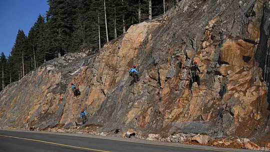 Sık sık heyelanların yaşandığı 2 bin rakımlı dağ çelik ağlarla örülüyor