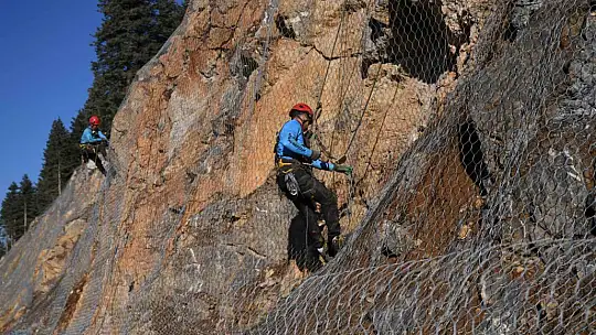 Sık sık heyelanların yaşandığı 2 bin rakımlı dağ çelik ağlarla örülüyor