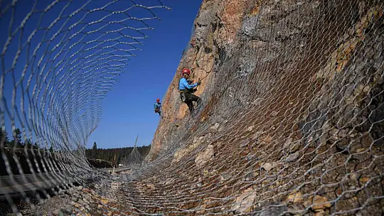 Sık sık heyelanların yaşandığı 2 bin rakımlı dağ çelik ağlarla örülüyor