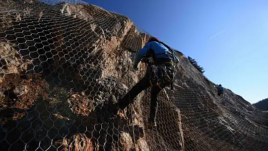Sık sık heyelanların yaşandığı 2 bin rakımlı dağ çelik ağlarla örülüyor