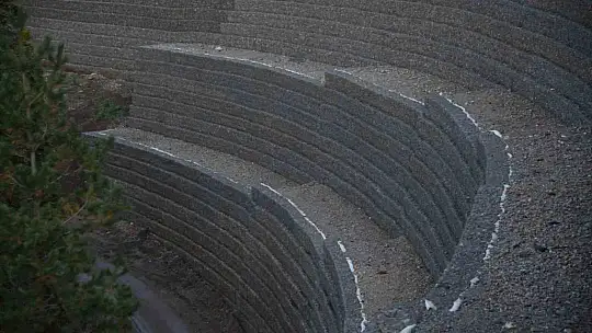 Sık sık heyelanların yaşandığı 2 bin rakımlı dağ çelik ağlarla örülüyor