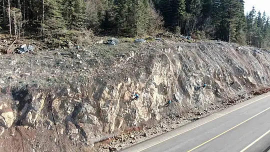 Sık sık heyelanların yaşandığı 2 bin rakımlı dağ çelik ağlarla örülüyor