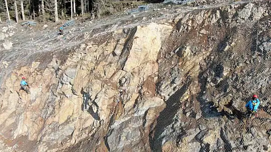 Sık sık heyelanların yaşandığı 2 bin rakımlı dağ çelik ağlarla örülüyor