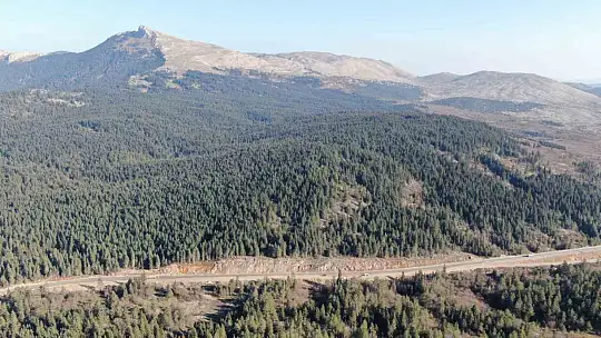 Sık sık heyelanların yaşandığı 2 bin rakımlı dağ çelik ağlarla örülüyor