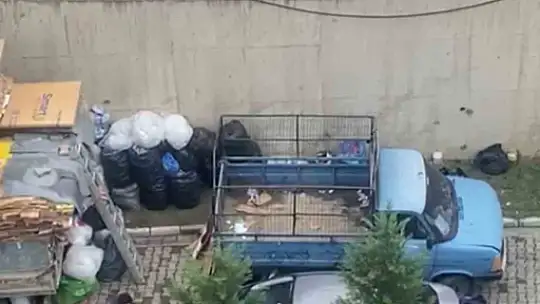 Site içinde karton istifleyen anne ve oğlu zabıtalara saldırdı