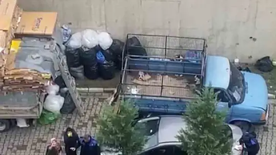 Site içinde karton istifleyen anne ve oğlu zabıtalara saldırdı