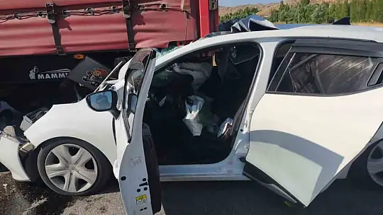 Sivas'ta otomobil tıra çarptı: 1 çocuk öldü, 5 kişi yaralandı