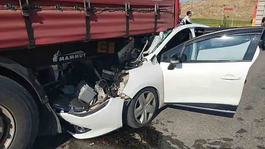 Sivas'ta otomobil tıra çarptı: 1 çocuk öldü, 5 kişi yaralandı