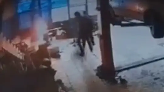Sobaya benzin döktü, parlayan alevden son anda kurtuldu... O anlar kamerada