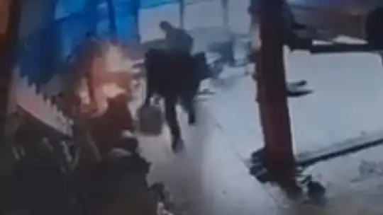 Sobaya benzin döktü, parlayan alevden son anda kurtuldu... O anlar kamerada