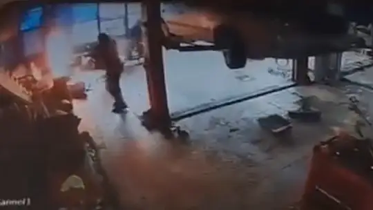Sobaya benzin döktü, parlayan alevden son anda kurtuldu... O anlar kamerada