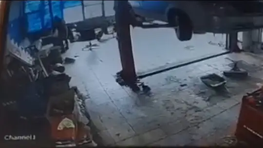 Sobaya benzin döktü, parlayan alevden son anda kurtuldu... O anlar kamerada