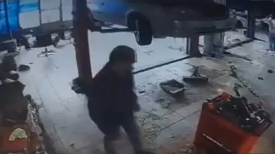 Sobaya benzin döktü, parlayan alevden son anda kurtuldu... O anlar kamerada