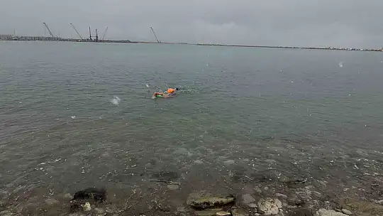 Soğuğa aldırış etmedi, kar altında denizde yüzdü