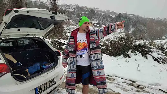 Soğuğa aldırış etmedi, kar altında denizde yüzdü