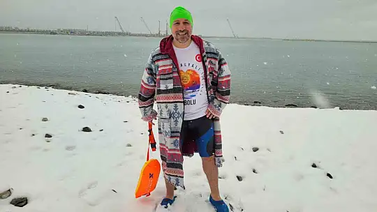 Soğuğa aldırış etmedi, kar altında denizde yüzdü