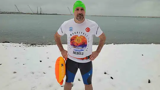 Soğuğa aldırış etmedi, kar altında denizde yüzdü