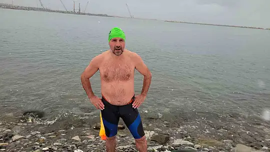 Soğuğa aldırış etmedi, kar altında denizde yüzdü