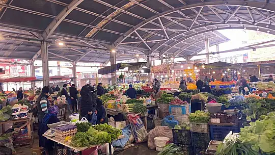 Soğuk hava nedeniyle halk pazarı ilgi görmedi