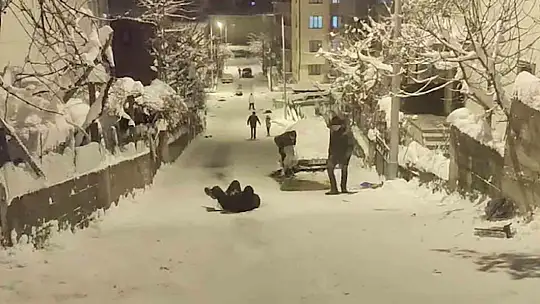 Sokağı kızak pistine çeviren çocuklar doyasıya eğlendi