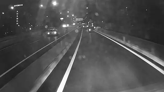 Sokak hayvanına çarpmamak için karşı şeride geçip panelvan minibüs ve motosiklete çarptı: 1 yaralı