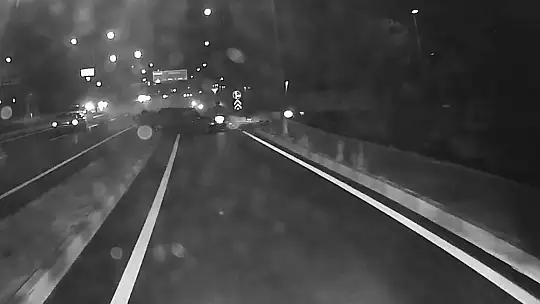 Sokak hayvanına çarpmamak için karşı şeride geçip panelvan minibüs ve motosiklete çarptı: 1 yaralı