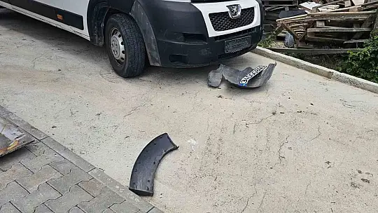 Sokak köpekleri karavanın tamponunu parçaladı