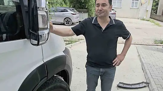 Sokak köpekleri karavanın tamponunu parçaladı