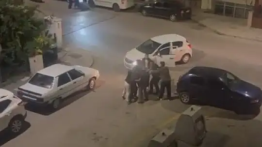 Sokak ortasında bıçak ile saldırmaya çalıştı