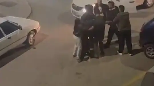 Sokak ortasında bıçak ile saldırmaya çalıştı