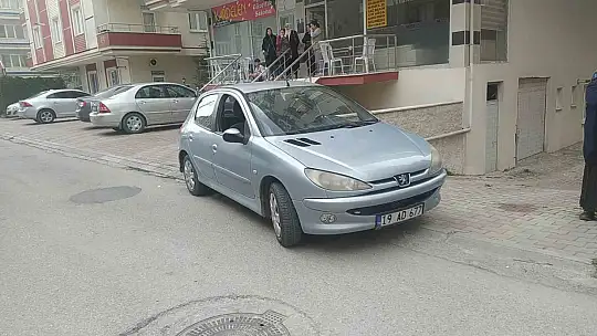 Sokak'ta oynayan çocuğa otomobil çarptı