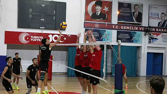 Spor akademisi erkek voleybol takımı hazırlıklarını sürdürüyor