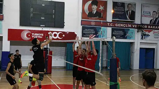 Spor akademisi erkek voleybol takımı hazırlıklarını sürdürüyor