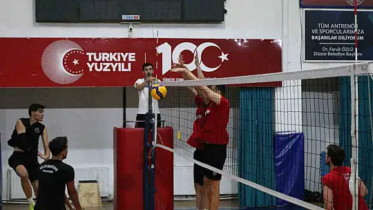 Spor akademisi erkek voleybol takımı hazırlıklarını sürdürüyor