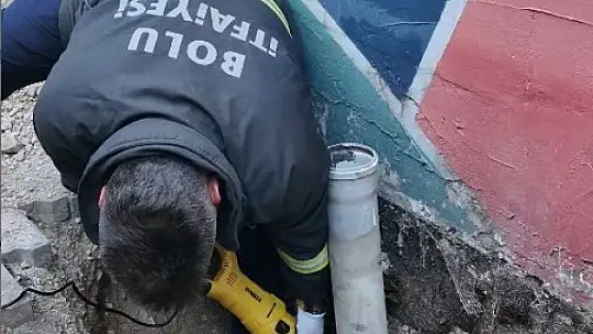 Su borusuna sıkışan yavru kedi için seferber oldular