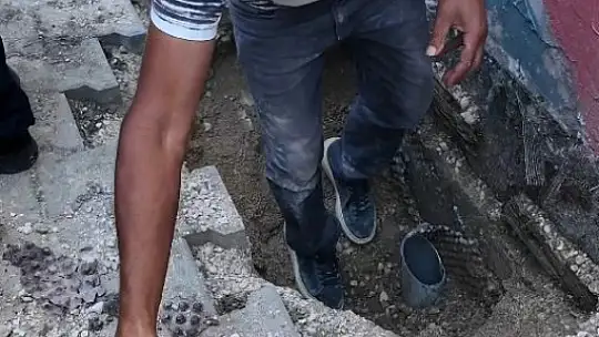 Su borusuna sıkışan yavru kedi için seferber oldular