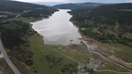 Su seviyesi yüzde 30'a düştü, baraj havzası yeşile büründü