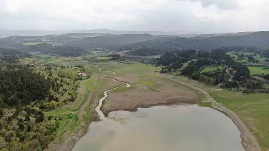 Su seviyesi yüzde 30'a düştü, baraj havzası yeşile büründü