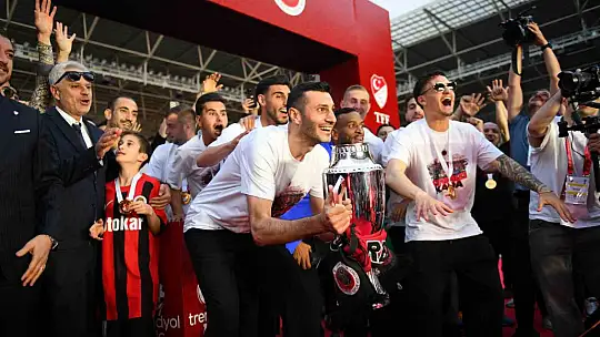 Süper Lig'e yükselen Gençlerbirliği, kupasını aldı