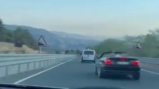 Sürekli şerit değiştirip trafiği tehlikeye attılar