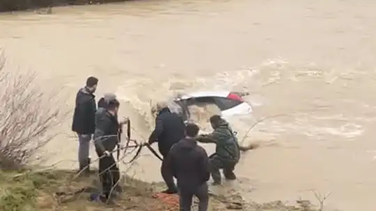 Sürücü kıyıya çıktı, otomobil suda kaldı: Vatandaşlar halatla müdahale etti