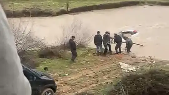 Sürücü kıyıya çıktı, otomobil suda kaldı: Vatandaşlar halatla müdahale etti