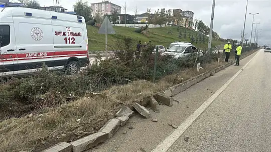 Takla atan otomobil orta refüje çıktı: 2 yaralı