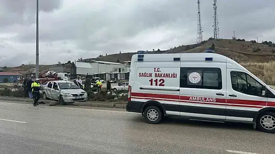 Takla atan otomobil orta refüje çıktı: 2 yaralı