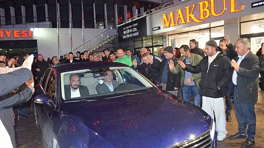 Tanju Özcan umre yolculuğuna dualarla uğurlandı