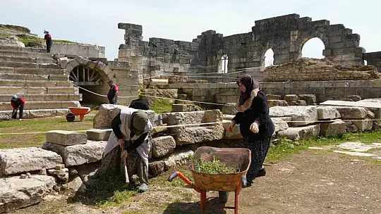Tarihi kazılara gönüllü katılıyorlar