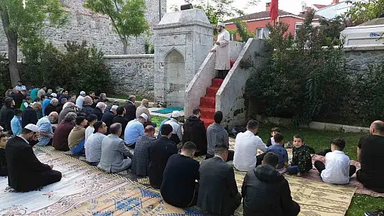 Tarihi namazgahta bayram namazı