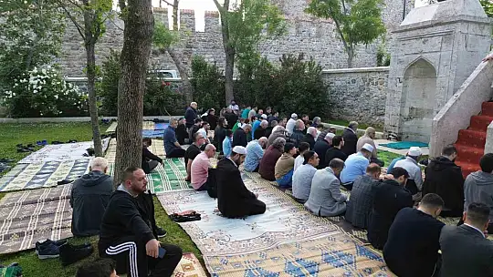 Tarihi namazgahta bayram namazı